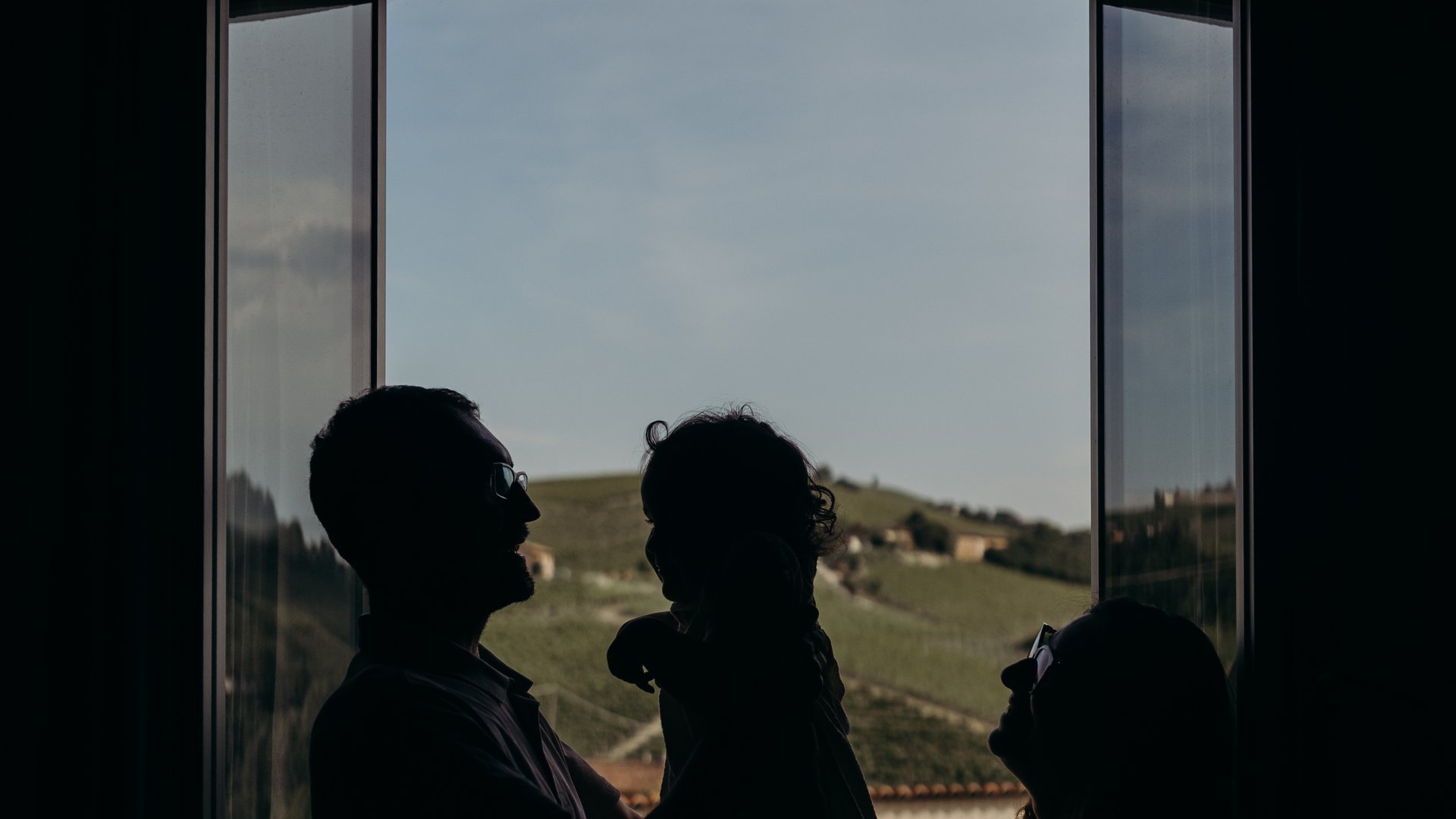 Fotografie della gravidanza che parlano di voi, attraverso la luce che vi appartiene e gli spazi che raccontano la vostra storia.